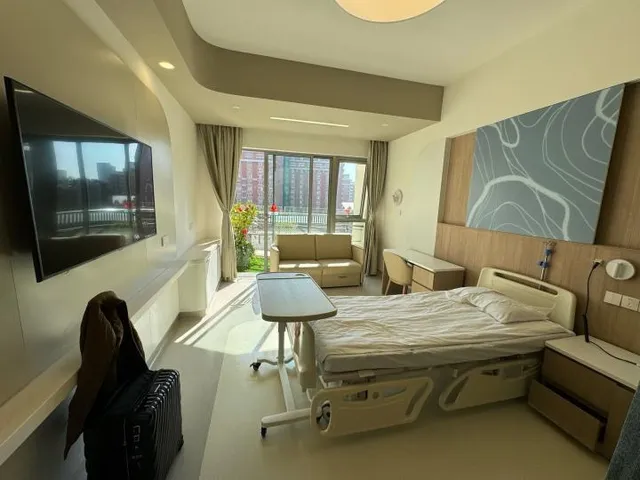 Chambre d'hospitalisation moderne dans un établissement partenaire