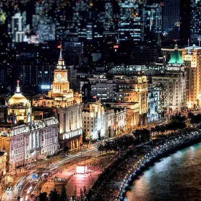 Vue nocturne de Shanghai — ville d'accueil pour les patients internationaux