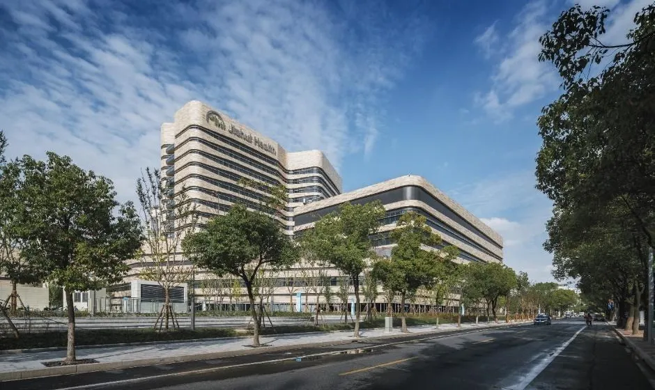 Façade d'un établissement hospitalier moderne accueillant des patients internationaux