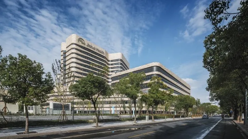 Façade d'un établissement hospitalier moderne en Chine